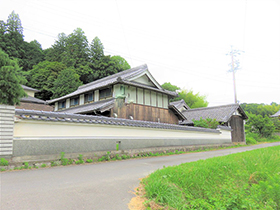 田舎暮らし物件｜白塀の古民家です。